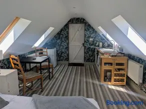 Intimate flat with free parking - Image 4