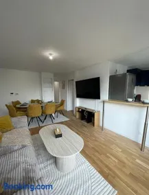 Superb 3 Bedroom near to Paris with Parking - Image 1