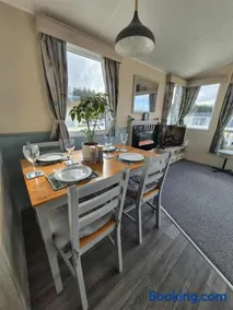 3 Bedroom Caravan with Sun Deck & Parking - Image 4