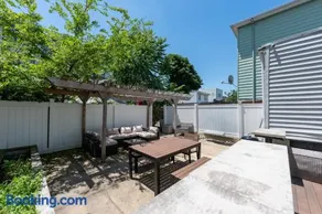 Jersey City Retreat w Private Backyard Bonfire Near NYC - Image 3