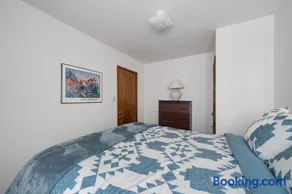 Oceanview 4BR Steps to Beach Family Retreat - Image 4