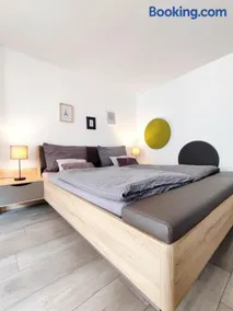 Große 78 qm Altstadt Wohnung 'FACHWERK & FLAIR' Familien- Geschäftsreisende, Monteurswohnung, Innenstadtlage, ruhig, modern, 900 m Bahnhof, 24 Std Check-in, WLAN, Küche, 5 Personen, öffentlicher Parkplatz direkt neben dem Haus - Image 1