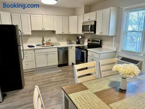 New updated Apt Half A Mile to Downtown Libertyville - Image 2
