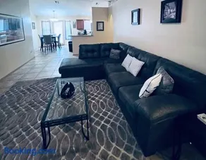 Master king suite, Phoenix gem! - Image 1