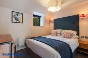 Waterside Apartment - Image 2