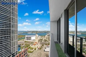 32nd Floor Gem with Breathtaking Views in DT Miami - Image 4