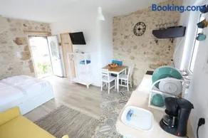 Ravi Boutique Home - 1 minute walk from beach - Image 1
