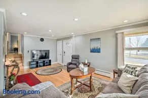 Cozy Skokie Home ~ 16 Mi to Downtown Chicago! - Image 5