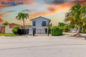Walk to Coral Gables| Beautiful Property| Sleeps 8 - Image 2