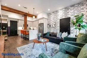 Downtown 4BD 4BA Suite Sleeps 12 Hotel - Image 1