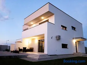 Three Diamonds Residence - Image 1