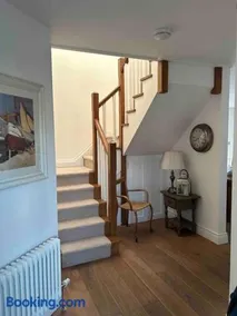 Seaside Chic! Modern Cosy Home - Image 4