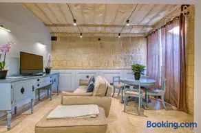Charming Restored Townhouse with Rooftop Terrace & BBQ - Attard - Image 2