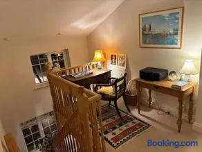 Spacious 4 bed family home near coast - Image 2