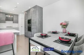 Three Bedroom House By Vesta Serviced Accommodation & Short Lets Borehamwood With Free WiFi & Free Parking - Image 4