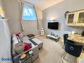 Cosy County House apartment with free private parking Sleeps up to four guests - Image 2