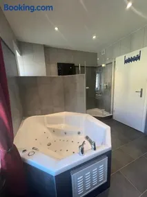 Charming Apartment with Jacuzzi Bathtub - Image 2