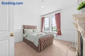 Graceful 3BR Haven in the Peak District - Image 3