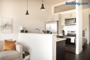 Modern Studio Apt with Rooftop, Gym, and Parking - Image 3