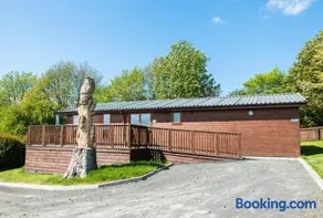 Tawny Lodge with Hot Tub - Image 1