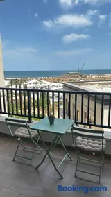Sea Breeze Resort, Beachfront apartment with a balcony and sea view - Image 2