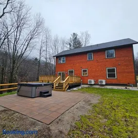 Powder Run - Modern 3BR Basecamp with Hot Tub, AC, EV Charger & Flat Parking - Image 2