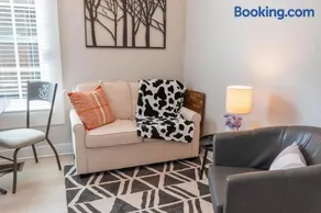 Cute & Compact 1BR Easy Walk to Downtown Historic District - Image 1
