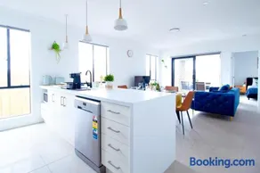 Spacious 5BR Home for Family & Group in Logan Reserve, 30min to Gold Coast - Image 3