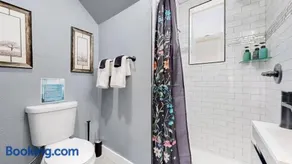 Spooky Victorian Family house with four bedrooms central to downtown - Image 3