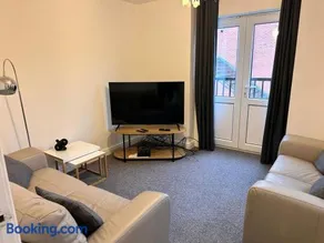 Rushden HUGE 6 Bed house with driveway - Image 2