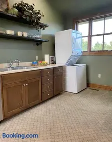 Red Rock Loft - Pet Friendly Hunter's Dream - Image 2