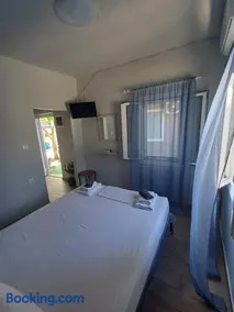 Family Room's Eirini - Image 2