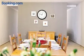 ViDa Prostorný 220 m2 3BR Apartmán s Krbem a Zahradou, Ideální pro Rodiny - Image 3
