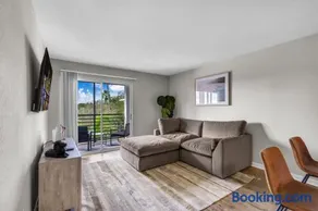 Coastal 1BR Retreat in Fort Lauderdale - Image 3