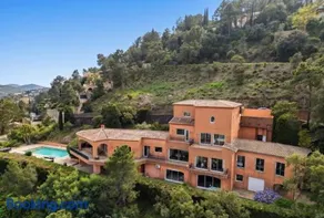 Luxurious villa with 7 bedrooms - Image 1