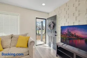 Chic home with king bed in Raleigh - Image 4