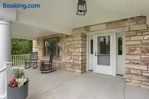 Private Hillside Retreat w/ Hot Tub Near Gettysburg - Image 3