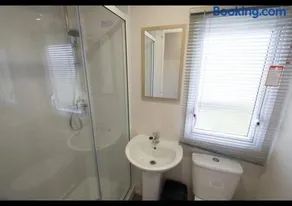 SP158 - Camber Sands Holiday Park - 3 Bedrooms - Second Toilet - Decking - Private Parking - Image 4