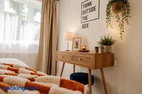 Luxury 2BR Apartment Near Merry Hill - Image 3
