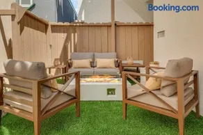 Cozy Coastal Retreat with King Bed & Full Kitchen - Image 4