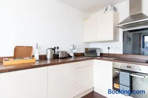 Stevenage - 2 Bedroom Apartment, Free Wifi & Balcony Upto 5 guests - Image 4