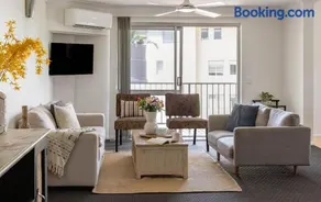 Coastal Comfort with Ocean Views from Shared Rooftop and Separate Pool - Image 3