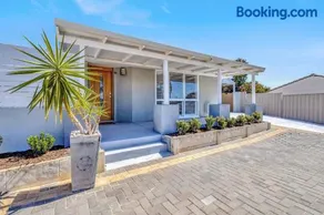 Coastal Poolside Retreat - Image 3