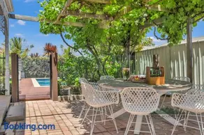 Central Charm - Echuca Holiday Homes - Image 3