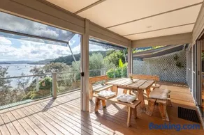 Bay and Beachside Family Retreat - Image 3