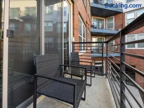 Luxe 1BR Stay with Pool, Gym & EV Charger - Image 5