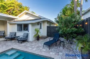 West Palm Beach Bungalow with Swimming Pool - Image 2
