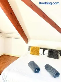 Stylish modern town-centre house, walk to station, Ideal for professionals & short stays - Image 5