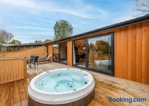 Ashlea Pools Lodges - Image 1