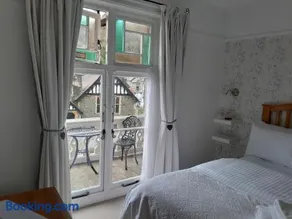 Gable Lodge Guest House - Image 2